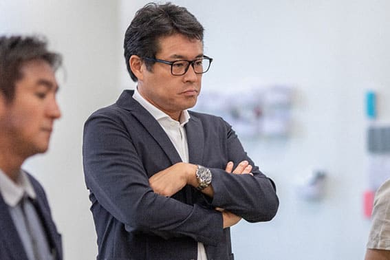 真剣な表情で参加者の発表に聴き入る田中研之輔教授