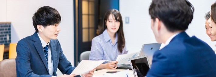 話し合う人々