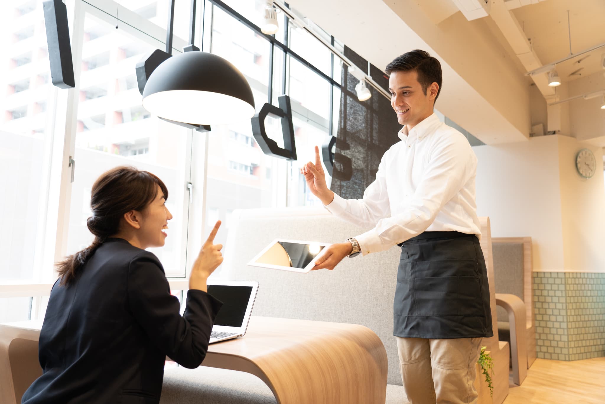 特定技能「外食」とは？受け入れ企業の注意点や採用の流れを紹介