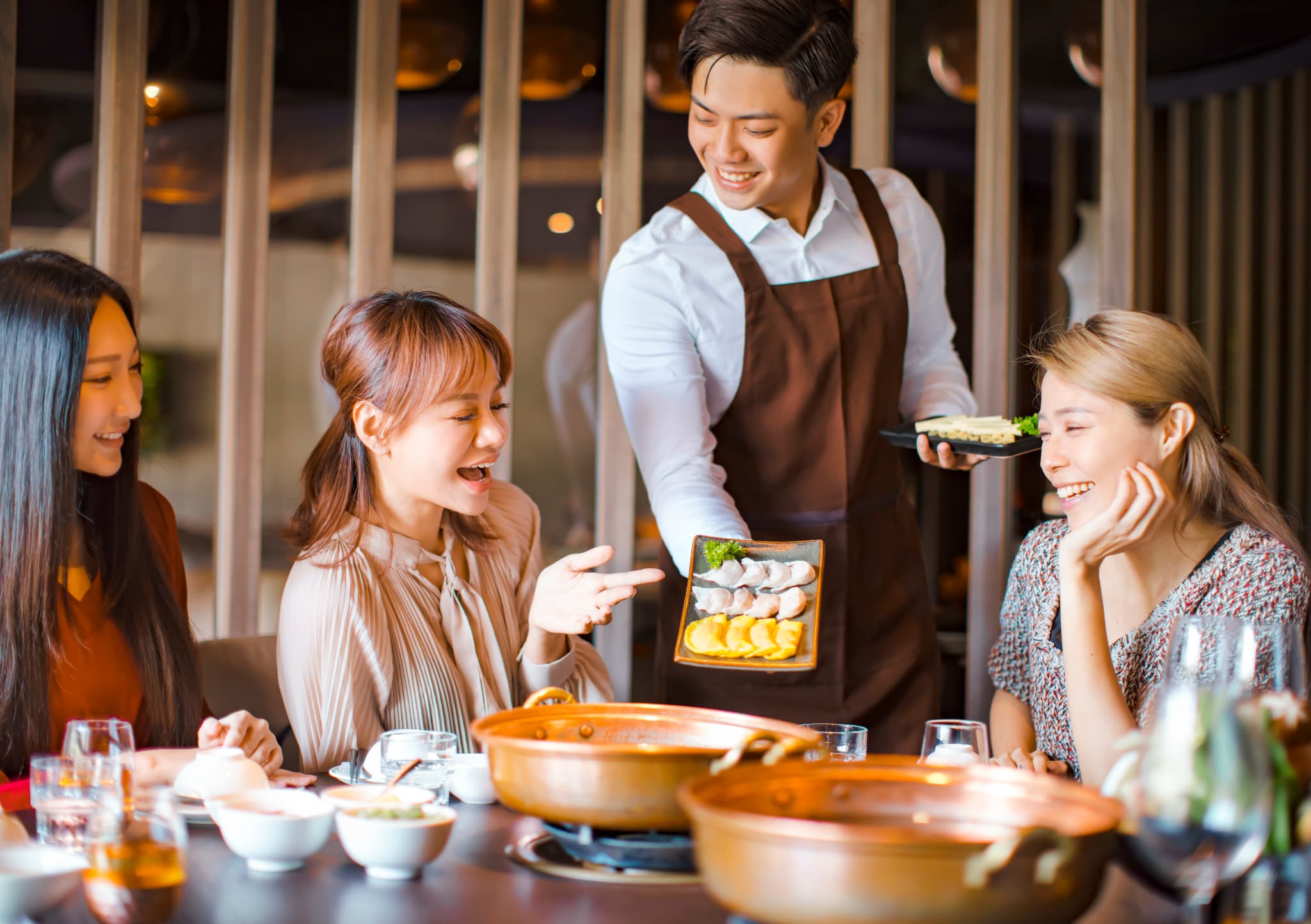 飲食店の人手不足はどう解消する？外国人材採用の基本や流れを紹介